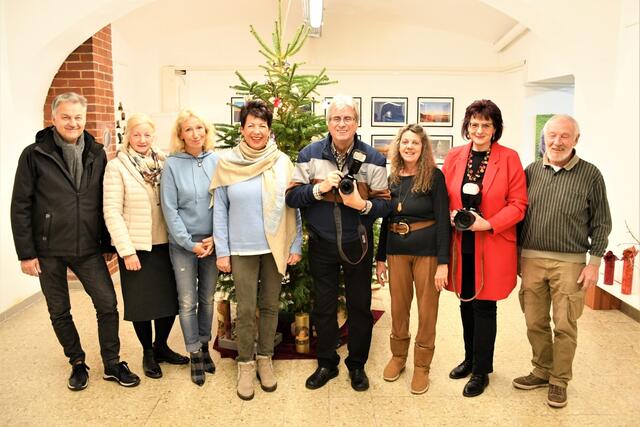 Ein Teil der ausstellenden Mitglieder vom KunstRaum Feldkirchen:
Reinhard Bürger, Doris Dorfer, Heike Aurora Richter,
Ingrid Wilblinger, Manfred Schusser, Ute Korell,
Tanja Krauß, Heiner Korell