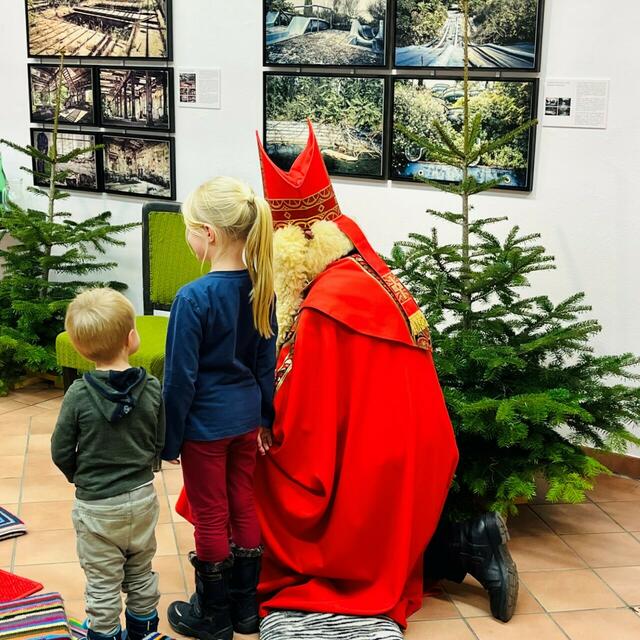 Er brachte natürlich auch kleine Geschenke für die Kinder mit. | Foto: Stadtbücherei Weiz