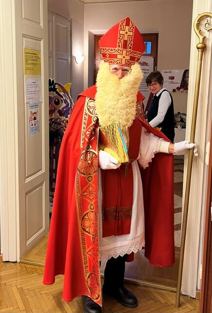 Der Nikolaus wurde schon in der Bücherei erwartet. | Foto: Stadtbücherei Weiz