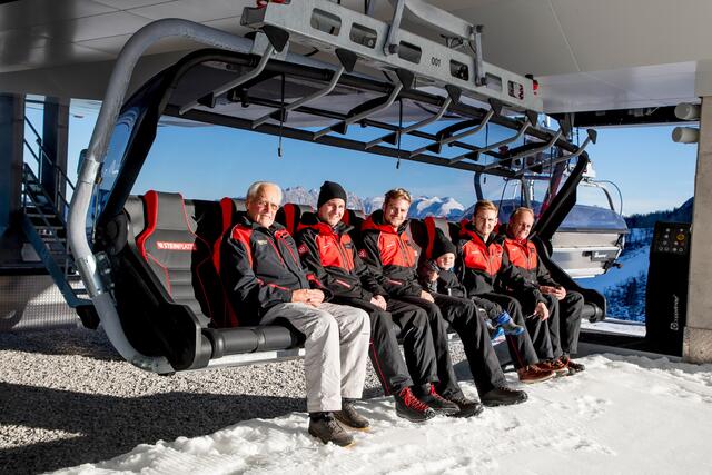 Neben Andrä (li.) und Andreas (g. re.) ist bereits die 3. Generation im Waidringer Familienunternehmen tätig. | Foto: Bergbahnen Steinplatte/Defrancesco