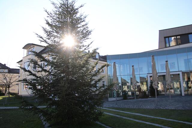 Der Marktplatz Eugendorf lädt zum Verweilen ein.