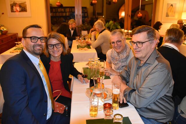 Wildermieminger Bürgermeister Matthias Fink (li.) mit Gattin ließ sich das Fest so wie viele Freunde des Hauses nicht entgehen.