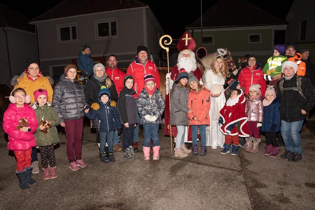 Christoph Zanghellini, Martin Fuchsbauer, Anita Stieger mit Nikolaus, Christkind und einem Teil der begeisterten Besucher und Besucherinnen. | Foto: Foto: SPÖ Prinzersdorf 