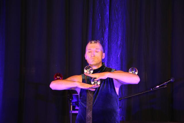 Der Künstler Kelvin Kalvus begeisterte mit seiner Glaskugelshow bei der Berggala. | Foto: Schwarz