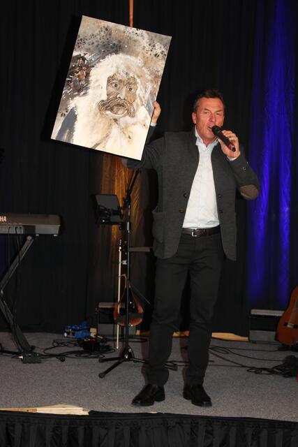 Das Bild mit der Figur des Bärentreibers von Daniela Pfeifer wurde für 5.000 Euro ersteigert. | Foto: Schwarz