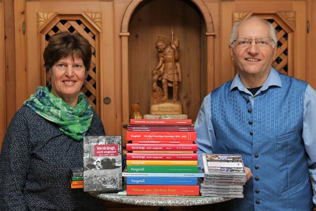 Hildegard und Franz Wiesenhofer mit ihren bisher veröffentlichten Büchern und Filmen  | Foto: Michaela Wiesenhofer