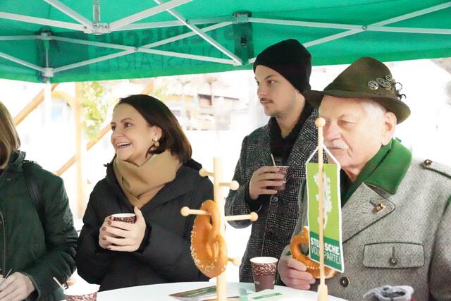 Viele Bürgerinnen und Bürger nutzten in Stainach-Pürgg die Gelegenheit, um mit NRAbg. Corinna Scharzenberger ins Gespräch zu kommen. | Foto: STVP