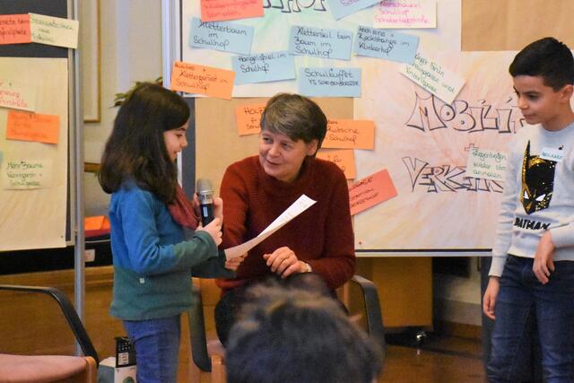 Bezirkschefin Nossek hörte ihren kleinen Bezirksrätinnen und Bezirksräten ganz genau zu, wo der Schuh drückt. Kinderanliegen sollen schließlich auch in der Realpolitik nicht zu kurz kommen. | Foto: BV18