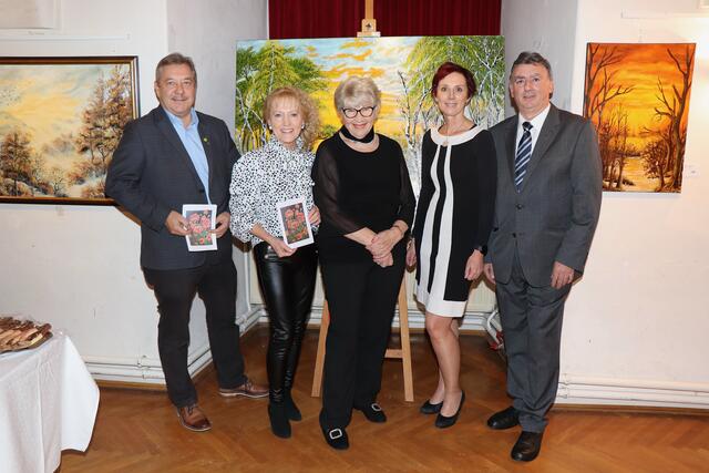 Elfriede Hackl mit Helga Glatz und Heidemarie Stalzer sowie den Bürgermeistern Günter Müller und Johann Schirnhofer. | Foto: Alfred Mayer