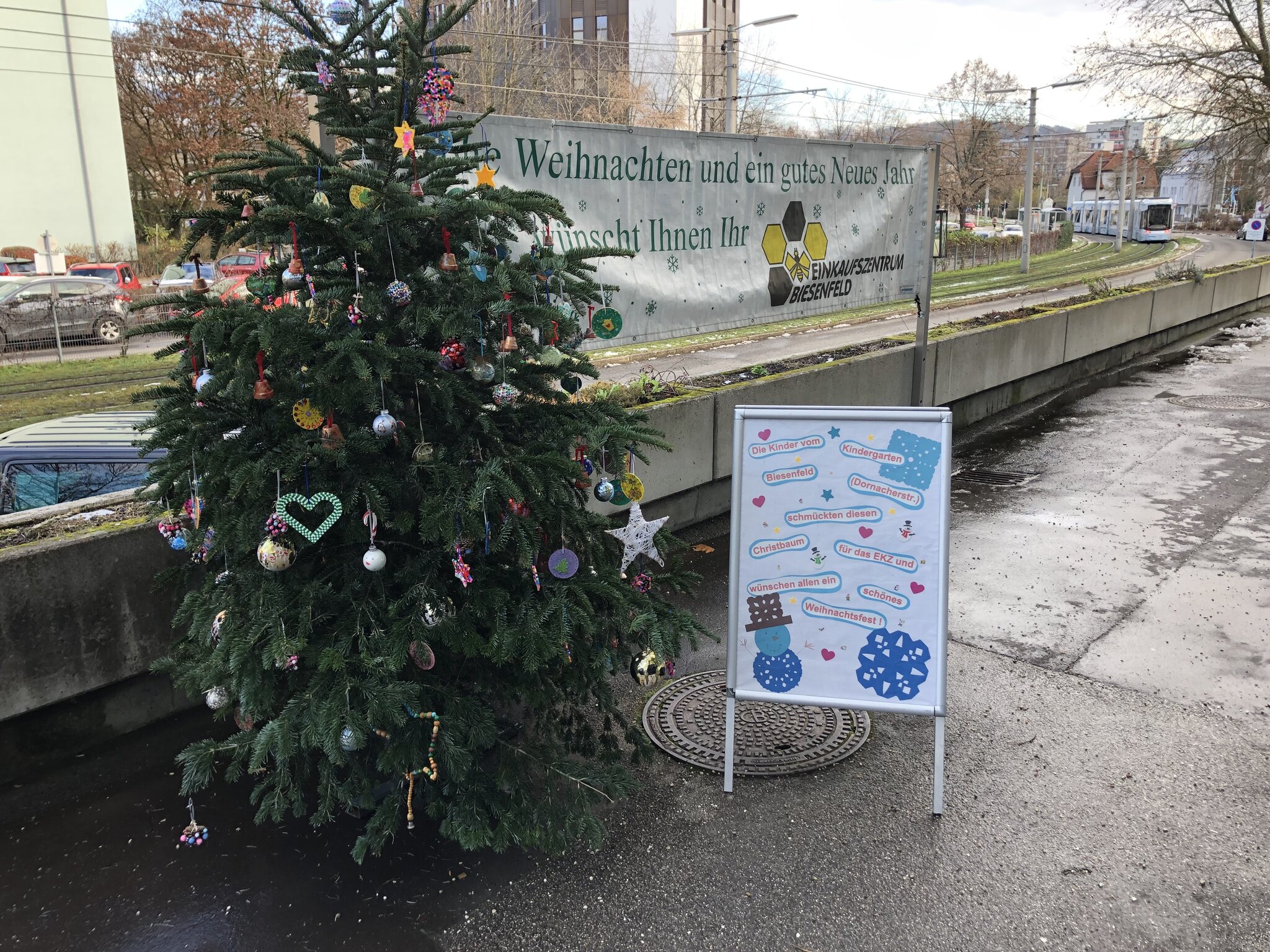 Sch ne Weihnachtstradition Kindergartenkinder Schm cken Christbaum 