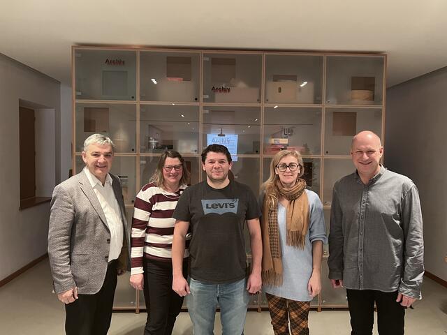 Walter Temmel übergab die Vereinsführung an Cäcilia Geißegger, Obmann Emmerich Zax jun., Adella Glocknitzer und Hansjörg Schrammel (von links). | Foto: Kulturverein Grenzgänger