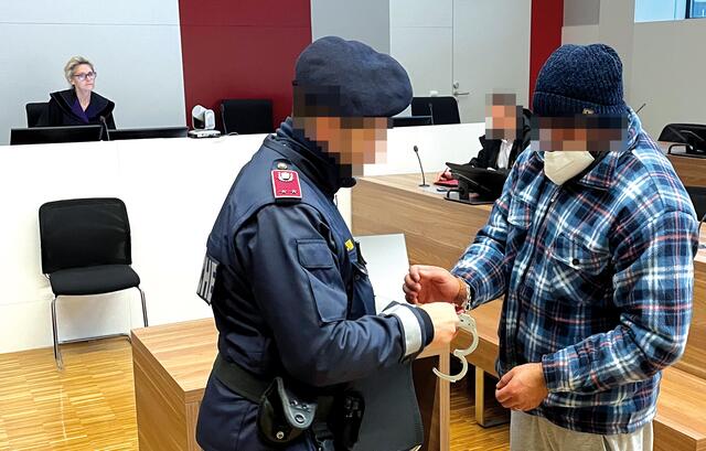 In Handschellen wurde der Zellen-Brandstifter vorgeführt und von Richterin Karin Lückl zu einer Haftstrafe verurteilt. | Foto: Heigl