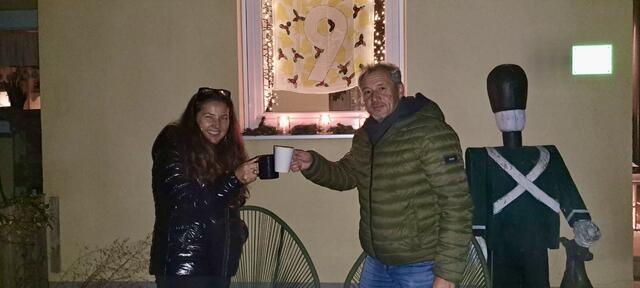 Fenster 9: Gastgeberin Tanja Fegelin mit Gerald Lackner trotzen dem Wetter! | Foto: Gerald Lackner
