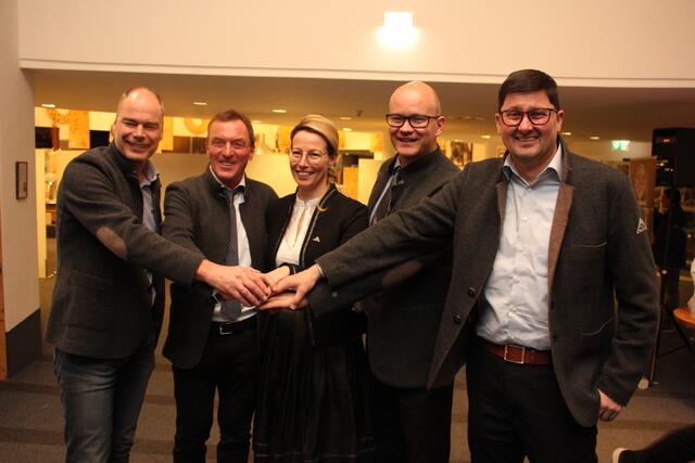 Neue Führung bei den Bergbahnen: Stefan Mangott, Benny Pregenzer, Claudia Plangger, Hansjörg Geiger und Christof Schalber (v.l.). | Foto: Schwarz