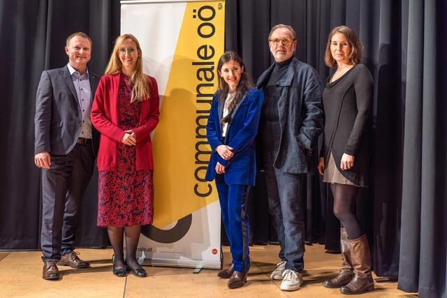 Bürgermeister Roland Schauer, Kulturdirektorin Margot Nazzal, Julia Ransmayr, Kuratorin "communale sphäre", Alfred Weidinger, Geschäftsführer OÖ Landes-Kultur GmbH, und Verena Karner von der Kulturdirektion (v. l.) bei der ersten Infoveranstaltung. | Foto: Richard Mayr