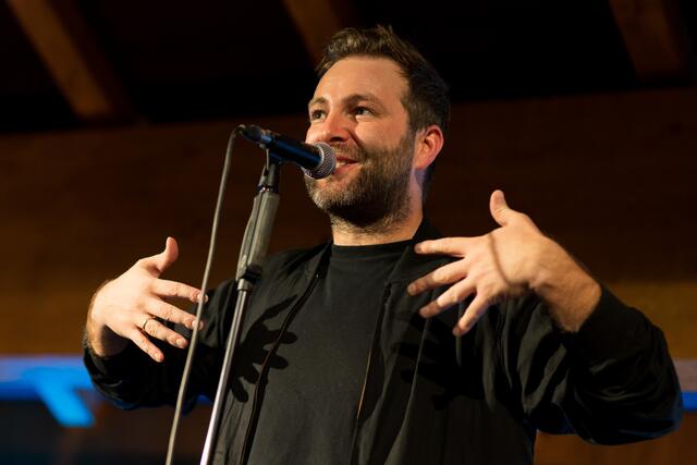 Ein Konzert vor rund 50 Personen: Josh, der dieses Szenario wohl nur aus seiner Anfangszeit kennt, brachte zwischen den Songs die Zuhörerinnen und Zuhörer mit zahlreichen Anekdoten aus seinem Leben zum Lachen. | Foto: Martin Huber