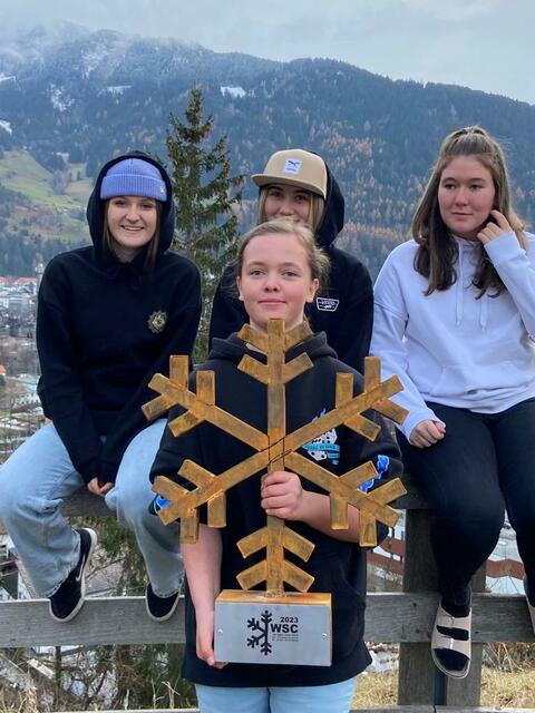 Die Schülerinnen und Schüler der Polytechnischen Schule Landeck mit dem Modell der Schneeflocke. | Foto: Polytechnische Schule Landeck