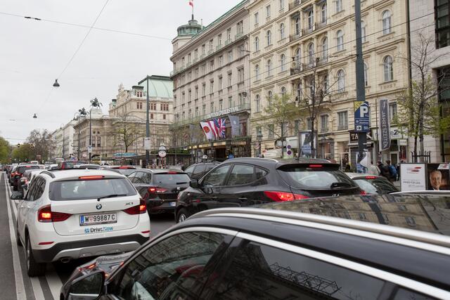 Der ÖAMTC warnt vor Stau am 3. Adventwochende, vor allem in der Inneren Stadt.  | Foto: Alex Halada / picturedesk.com