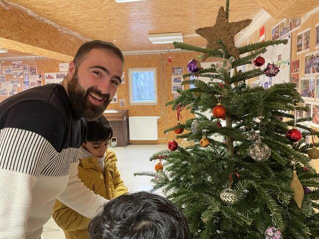 Soliman Dayoub freut sich über den Weihnachtsbaum | Foto: Anna Wintersteller