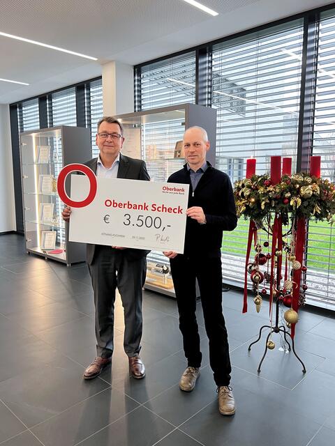 Peter Sticht (l,), Geschäftsführer der STIWA-Holding, überreichte Mosaik-Leiter Stefan Hindinger einen Spendencheck über 3.500 Euro für die Aktion „Ein Bett für den Winter“.
 | Foto: STIWA