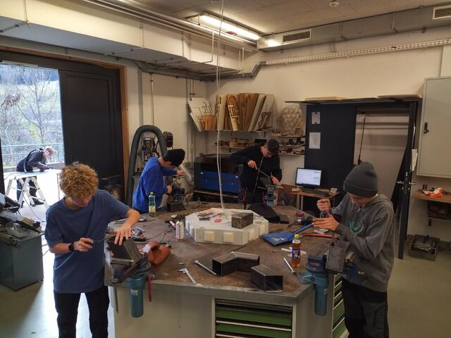 Die Fertigungsarbeiten laufen aktuell auf Hochtouren – pünktlich zum Start der FIS Alpinen Junioren Ski Weltmeisterschaften wird das Unikat fertig gestellt sein. | Foto: Polytechnische Schule Landeck