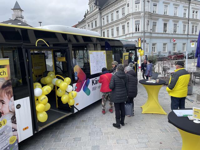 Am Hans-Gasser-Platz stellte sich Villachs Verkehrsreferent Gerald Dobernig vorm neu gebrandeten Dr. Richard-Bus auch kritischen Fragen. | Foto: MeinBezirk.at