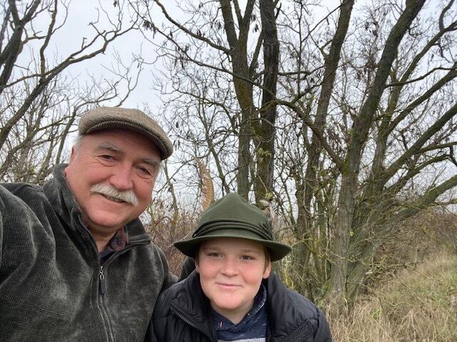 Der Jäger und Winzer Willi Opitz führt seine Enkelkinder regelmäßig in den Wald zur Wildtier-Hege. | Foto: Willi Opitz