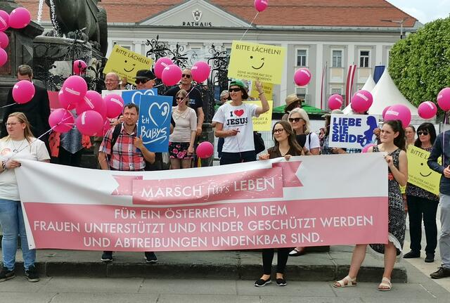Die Gruppe hinter der Aktion war "Jugend für das Leben".  | Foto: Roland Pössenbacher