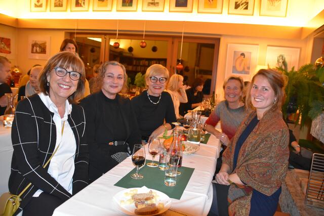 Genossen das gesellschaftliche Ereignis im Hause der Familie Stecher (v. li.): Anneliese Junker (Verein „Frauen helfen Frauen“), Gabi Plattner (Geschäftsführerin im Tiroler Frauenhaus), Erika Erler, LA DI Evelyn Achhorner und Hannah Ringhofer (GF-Stv. im Tiroler Frauenhaus).