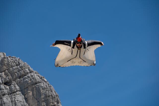 Michael Maili im Flugmodus: Er zählt zu den erfahrensten Wingsuit-Piloten des Landes. | Foto: Bigwall productions