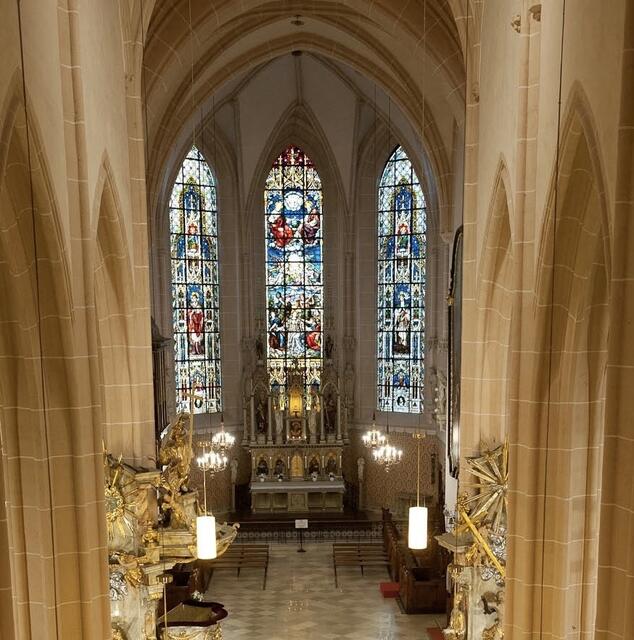 Ein Blick in das schöne Kirchenschiff der Stadtpfarrkirche St. Stephan. Hier entfaltete sich am 15. und 16. November 2019 das Brahms-Requiem op. 45. Zweimal war die Kirche mit jeweils 450 ZuhörerInnen bis auf den letzten Platz gefüllt. Es musizierten insgesamt knapp 180 MusikerInnen. | Foto: Foto: RMA/Archiv