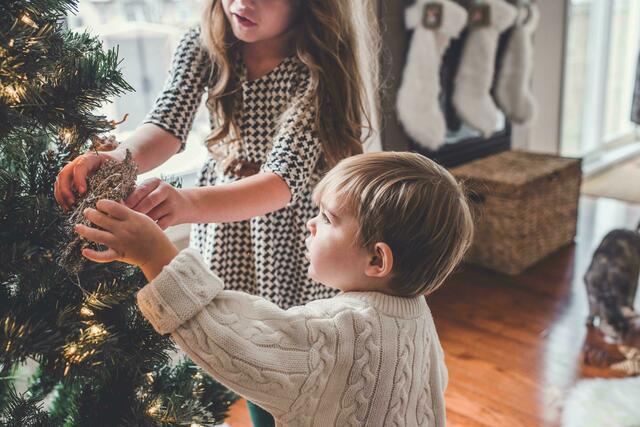Christbaumschmuck und Weihnachtsdeko selbst basteln können Kinder im Weihnachtsdorf der Millennium City – und das kostenlos.  | Foto: Cody/Unsplash