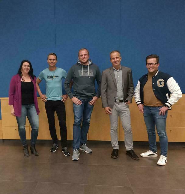 Auftakt für die Christmas Challenge: Doris Zitzenbacher, Christian Bruckner, Uwe Zitzenbacher, Günter Triebel und Bgm. Gernot Esser (v.l.). | Foto: KK