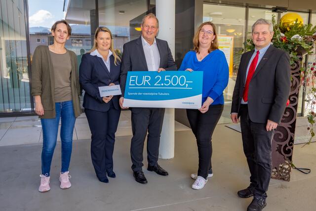 2.500 Euro überreichte die Voestalpine Tubulars dem Pensionisten- und Pflegeheim Kindberg. | Foto: Robert Macek