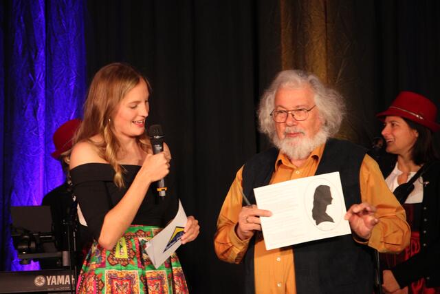 Der schnellste Scherenschnittkünstler der Welt, Jean-Yves Dousset, zeigte sein sein Können auf der Bühne | Foto: Schwarz