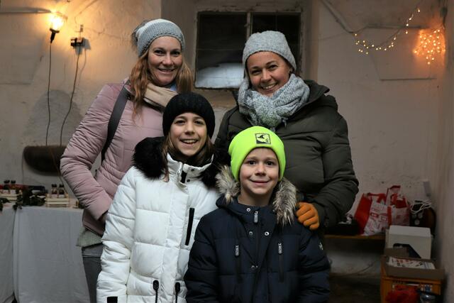 Karin, Emily, Nico und Verena kamen durch den Adventmarkt noch mehr in Weihnachtsstimmung. | Foto: PUTZ/DOMS