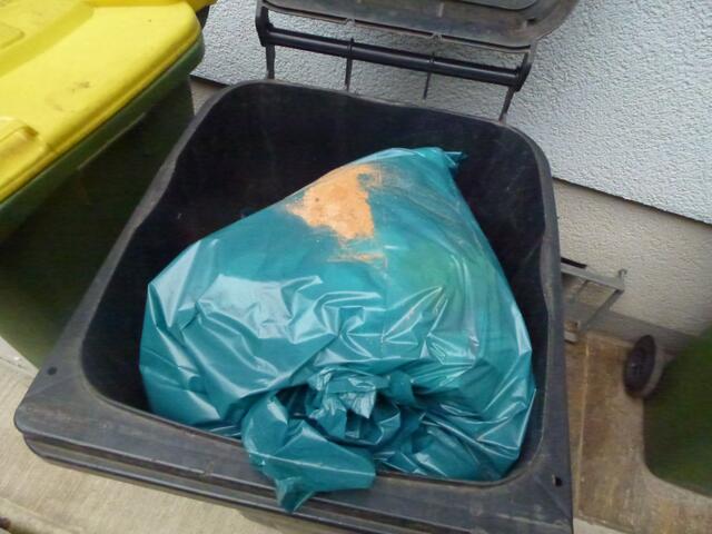 Einer von über 100.000 Müllsäcken der Stadt Graz, die benötigt werden, dass Müll verpackt wird - wir haben ja bald Weihnachten ;-)

Wir wollen nun diesen Sack öffnen, um zu sehen was sich wohl für Geschenke darin befinden...