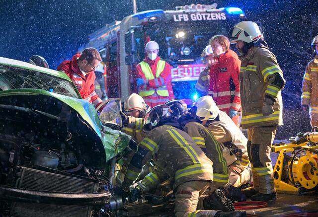Die Einsatzkräfte hatten viel Arbeit, um die eingeklemmte Lenkerin zu befreien. | Foto: zeitungsfoto.at