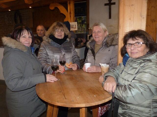 Auch die Damen wärmten sich mit ein paar Getränken im Pfarrstadl!