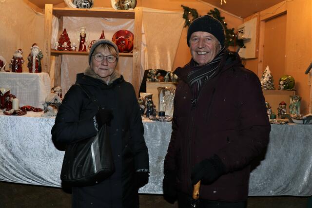 Rosmarie und Walter besuchten den Adventmarkt zu zweit. | Foto: PUTZ/DOMS