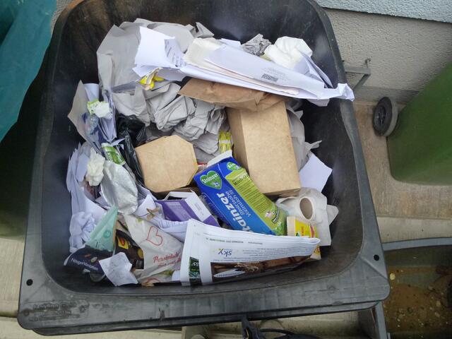 So - das Müllgeschenk wurde ausgepackt, und es ist der typische Restmüll von Ämter und Behörden  ersichtlich....