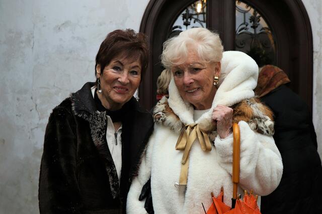 Helga kam gemeinsam mit ihrer Freundin Helga zum Adventmarkt nach Kirchdorf am Inn. | Foto: PUTZ/DOMS