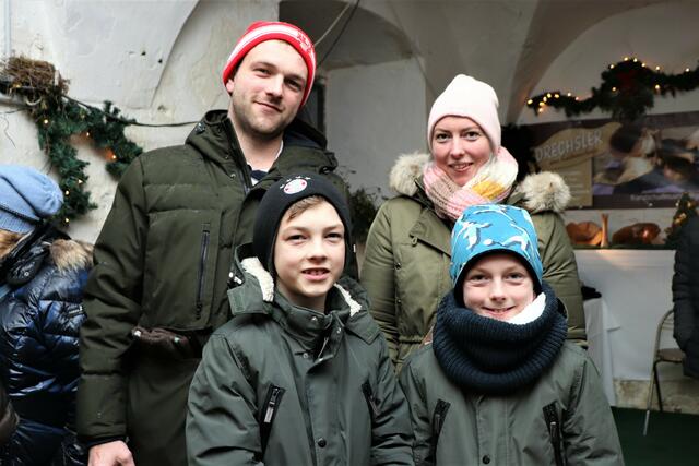 Franz Josef, Maximilian, Tobias und Regina genossen gemeinsam die weihnachtliche Stimmung. | Foto: PUTZ/DOMS