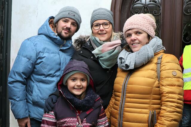 Manfred, Leonie, Lisa und Greti kamen auf Schloss Katzenberg gut in Weihnachtsstimmung. | Foto: PUTZ/DOMS
