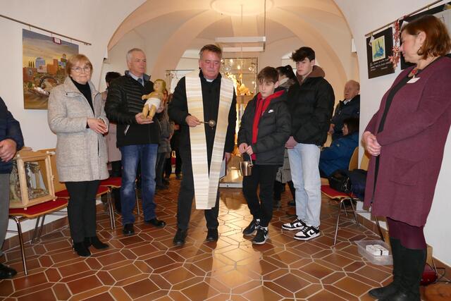 Waltraude Lechner, die Bundesobfrau der Krippenmfreunde Österreichs, Bgm. Patriz Rechberger, Pfarrer Lukas Zingl und Anita Mogg (v.ln.r.) bei der Krippensegnung
