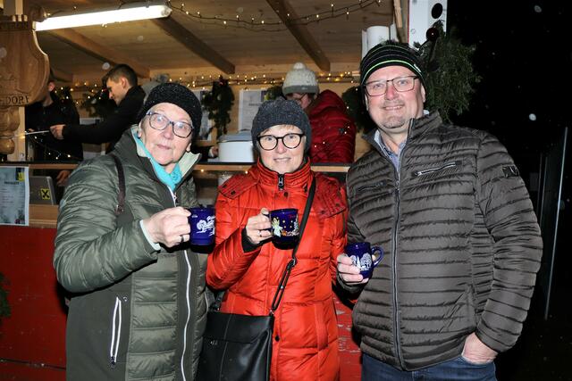 Christine, Maria und Gerhard wärmten sich mit einem leckeren Glühwein auf. | Foto: PUTZ/DOMS