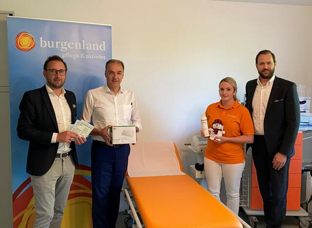 Wundmanagerin Viktoria Kienreich mit Bürgermeister Jürgen Dolesch, Soziallandesrat Leonhard Schneemann und Geschäftsführer Johannes Zsifkovits (von links). | Foto: Kommunikation Burgenland