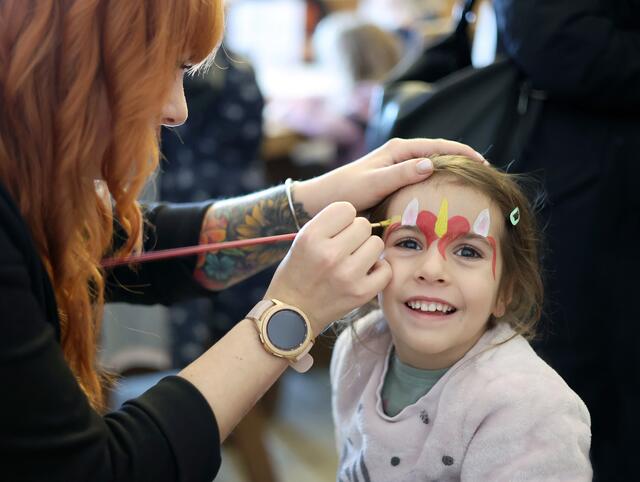 Kinderschminken im Burgherrenzimmer. Anabelle hatte Spaß.