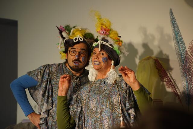 Michael Rudigier ist Wirbel, Roswitha Matt ist Zwirbel: Gemeinsam laden sie zum Kindertheater im Winterwunderladen in der Imster Pfeifenberger-Straße 3. | Foto: Matt