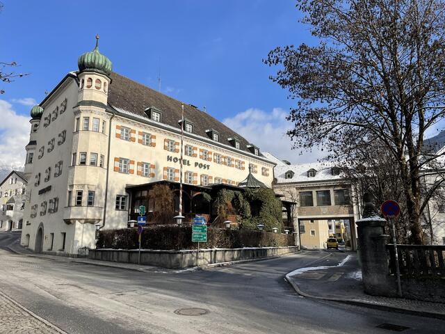 Nicht in Betrieb, aber noch immer im Gespräch: Das Hotel Post, das mit dem Grün rundherum im Zentrum vor großen Plänen steht.
